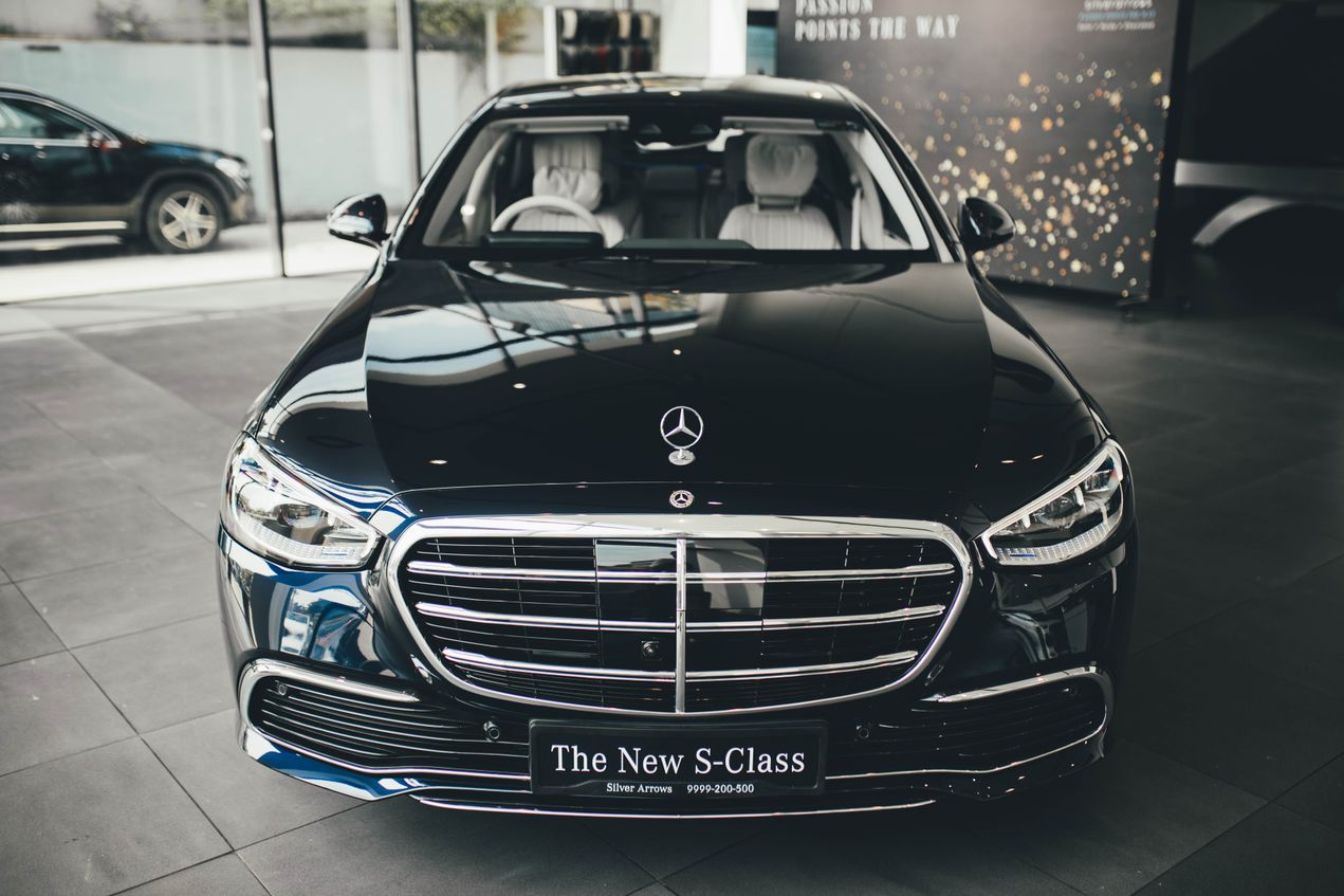 Premium black SUV – luxury car rental with chauffeur in Kochi